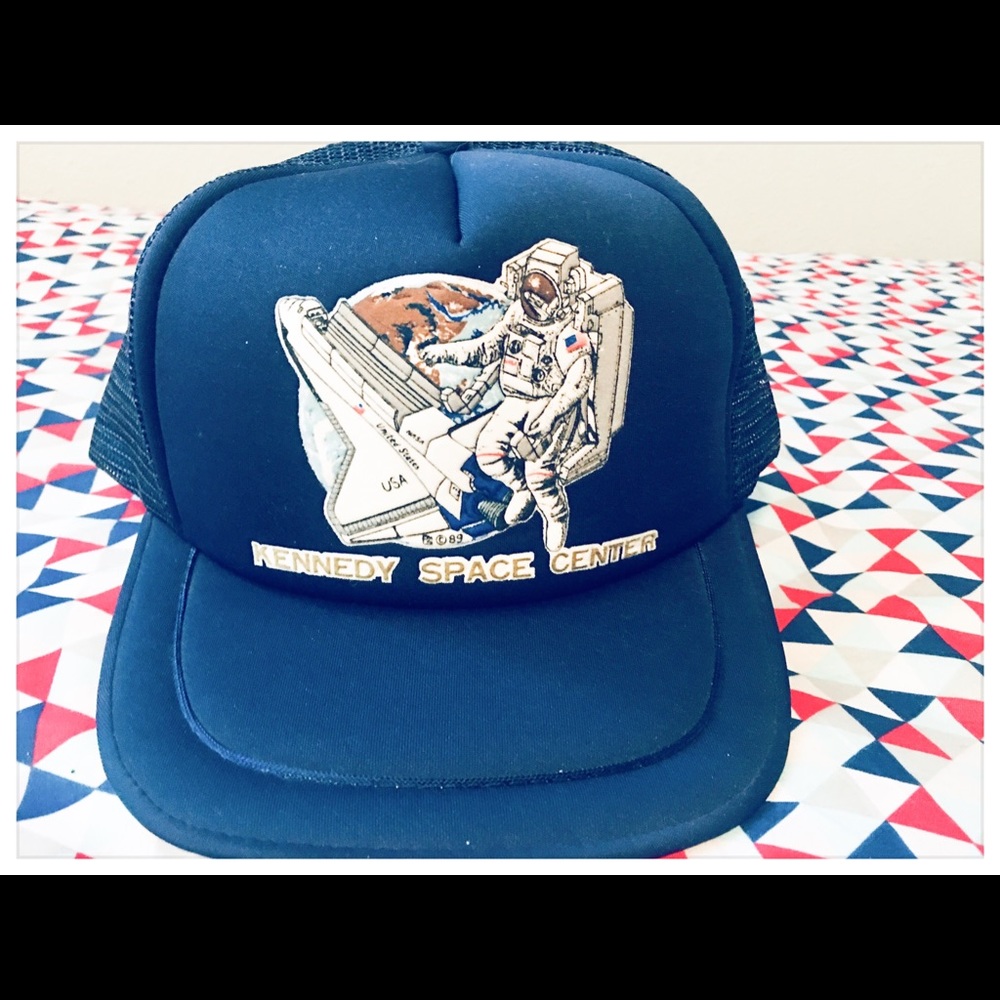 Vintage 80s NASA trucker hat 😎